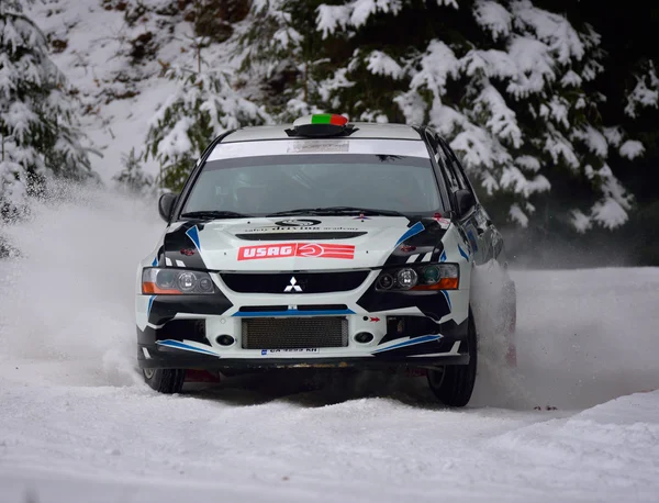 Covasna, rumänien - 16. januar: unbekannte piloten, die an der winterrallye covasna 2016 am 16. januar in covasna, rumänien teilnehmen — Stockfoto