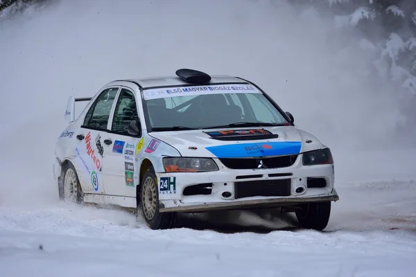 Covasna, rumänien - 16. januar: unbekannte piloten, die an der winterrallye covasna 2016 am 16. januar in covasna, rumänien teilnehmen — Stockfoto