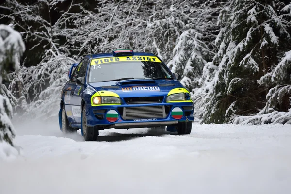 Covasna, rumänien - 16. januar: unbekannte piloten, die an der winterrallye covasna 2016 am 16. januar in covasna, rumänien teilnehmen — Stockfoto