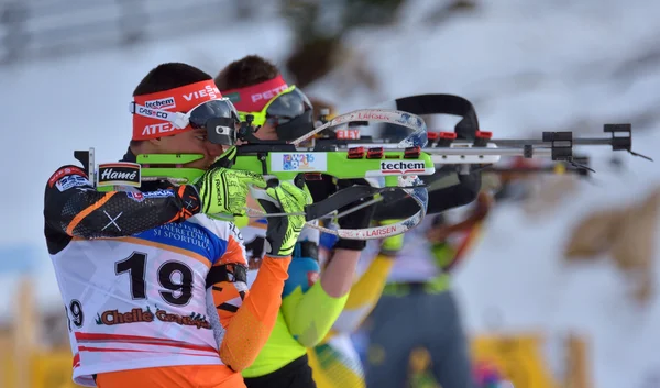 Cheile Gradistei, Roamania - 24 de enero: Desconocido competidor en IBU Youth & Junior World Championships Biathlon 24 de enero de 2016 a 02 Feb 2016, en Cheile Gradistei, Romanaia — Foto de Stock