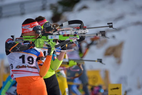 Cheile Gradistei, Roamania - 27 січня: Невідомий конкурент в Ibu молоді & Junior світовий чемпіонат з біатлону 24 січня 2016 року до 02 лютого 2016 року в Cheile Gradistei, Romanaia — стокове фото