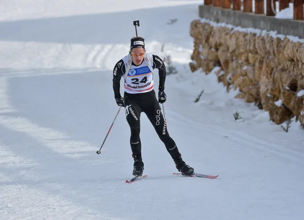 Cheile Gradistei, Roamania - 24 січня: Невідомий конкурент в Ibu молоді & Junior світовий чемпіонат з біатлону 24 січня 2016 року до 02 лютого 2016 року в Cheile Gradistei, Romanaia — стокове фото