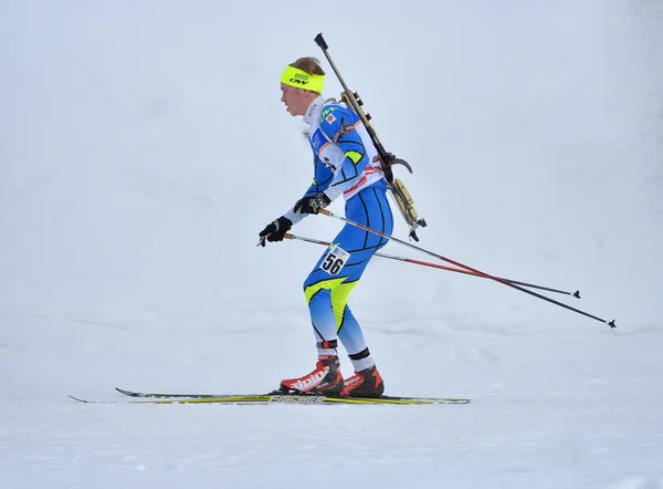 Cheile Gradistei, Roamania - 28 січня: Невідомий конкурент в Ibu молоді & Junior світовий чемпіонат з біатлону 24 січня 2016 року до 02 лютого 2016 року в Cheile Gradistei, Romanaia — стокове фото