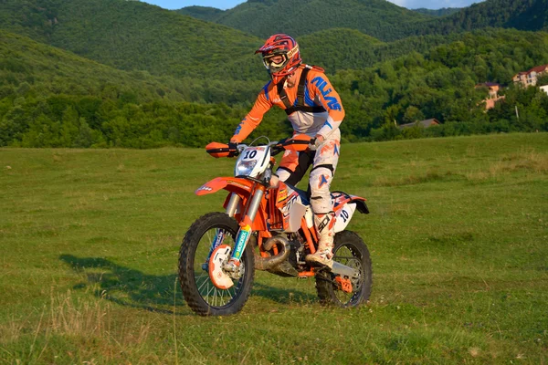 Sibiu, rumänien - 18. juli: rienk tuinstra in red bull romaniacs hard enduro rally mit einem husaberg 300 motorrad. die härteste Enduro-Rallye der Welt. Stockbild