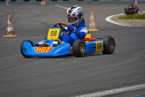 PreJMER, BRASOV, ROMANIA - MAY 3: Unknown pilots competing in National Karting Championship Dunlop 2015, on May 3, 2015 in Prejmer, Brasov, Romania 图库图片