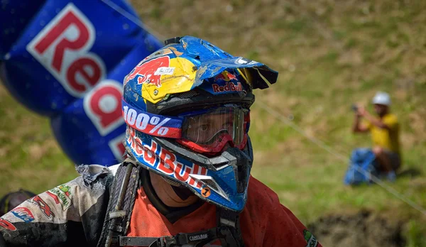 Sibiu, rumänien - 16. juli: unbekannt, der mit einem ktm 300 motorrad in red bull romaniacs hard enduro rallye teilnimmt. die härteste Enduro-Rallye der Welt. lizenzfreie Stockfotos