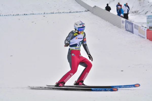 Rasnov, Romanya - 7 Şubat 2015 tarihinde Romanya 'nın Rasnov kentinde düzenlenen FIS Kayakla Atlama Dünya Kupası Bayanlar kategorisinde tanınmayan kayakçı yarışıyor Telifsiz Stok Imajlar