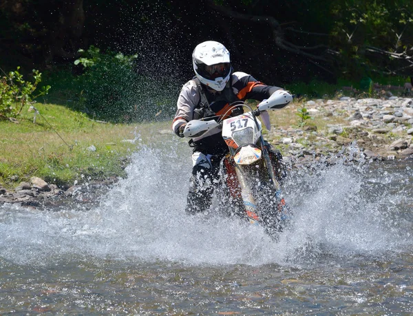 シビウ, ルーマニア - 7 月 18 日: 不明赤ブル Romaniacs ハード エンデューロのラリーで Ktm 300 オートバイと競合します。世界で最も困難なエンデューロ大会. ロイヤリティフリーのストック写真