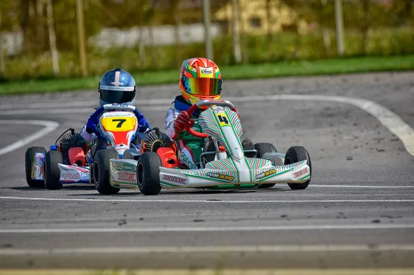 PREJMER, BRASOV, ROMANIA - 3 DE MAYO: Pilotos desconocidos compitiendo en el Campeonato Nacional de Karting Dunlop 2015, el 3 de mayo de 2015 en Prejmer, Rumania Imagen de archivo