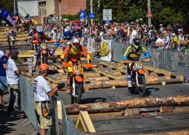 Sibiu, Romanya - 12 Temmuz: Red Bull Romaniacs Hard Enduro Rally bir Ktm motosiklet ile Copetitors. Dünyanın en sert enduro rallisi. 12 Temmuz 2016, Sibiu, Romanya.