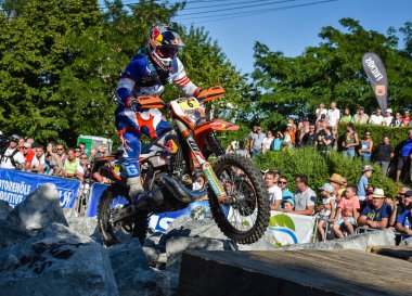 Sibiu, Romanya - 12 Temmuz: Manuel Lettenbichler Red Bull Romaniacs Hard Enduro Rallisi'nde ktm motosikletle yarışıyor. Dünyanın en sert enduro rallisi. 12 Temmuz 2016 Sibiu, Romanya. Prolog yarışı