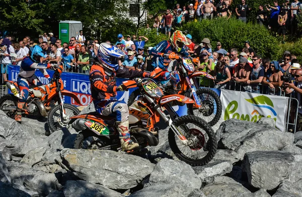 SIBIU, ROUMANIE - 12 JUILLET : Copetitors au Red Bull ROMANIACS Hard Enduro Rally avec une moto KTM. Le rallye d'enduro le plus dur au monde. 12 juillet 2016 à Sibiu, Roumanie . — Photo