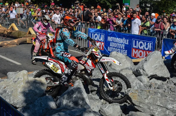 SIBIU, ROUMANIE - 12 JUILLET : Copetitors au Red Bull ROMANIACS Hard Enduro Rally avec une moto KTM. Le rallye d'enduro le plus dur au monde. 12 juillet 2016 à Sibiu, Roumanie . — Photo