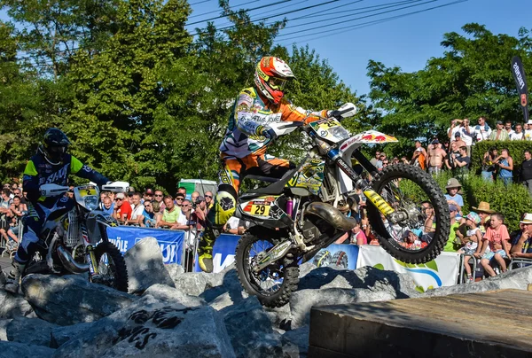 SIBIU, ROUMANIE - 12 JUILLET : Copetitors au Red Bull ROMANIACS Hard Enduro Rally avec une moto KTM. Le rallye d'enduro le plus dur au monde. 12 juillet 2016 à Sibiu, Roumanie . — Photo