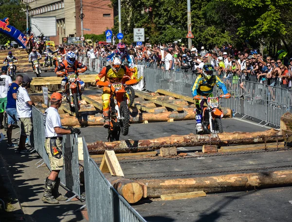 SIBIU, ROUMANIE - 12 JUILLET : Copetitors au Red Bull ROMANIACS Hard Enduro Rally avec une moto KTM. Le rallye d'enduro le plus dur au monde. 12 juillet 2016 à Sibiu, Roumanie . — Photo