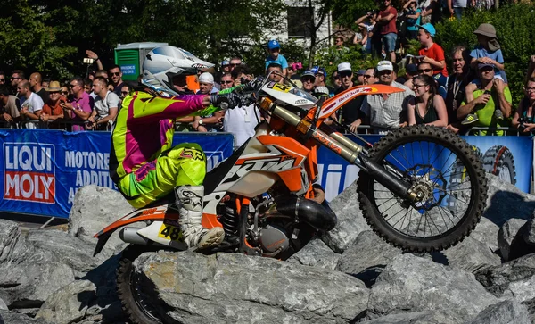 SIBIU, ROUMANIE - 12 JUILLET : Copétiteur du Red Bull ROMANIACS Hard Enduro Rally avec une moto KTM. Le rallye d'enduro le plus dur au monde. 12 juillet 2016 à Sibiu, Roumanie. La course au prologue — Photo