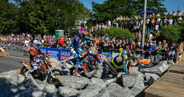 SIBIU, ROMÉNIA - JULHO 12: Copetitores em Red Bull ROMANIACS Hard Enduro Rally com uma motocicleta KTM. A manifestação de enduro mais dura do mundo. 12 de julho de 2016 em Sibiu, Roménia . — Fotografia de Stock