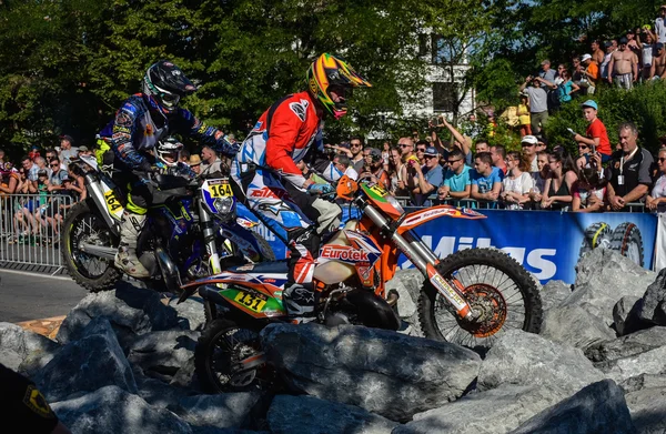 Sibiu, Romanya - 12 Temmuz: Red Bull Romaniacs Hard Enduro Rally bir Ktm motosiklet ile Copetitors. Dünyanın en sert enduro rallisi. 12 Temmuz 2016, Sibiu, Romanya. — Stok fotoğraf