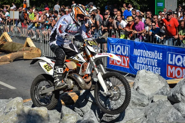 SIBIU, ROMANIA - 12 DE JULIO: Manuel Faulstuch compitiendo en el Red Bull ROMANIACS Hard Enduro Rally con una moto MF. El rally enduro más difícil del mundo. 12 de julio de 2016 en Sibiu, Rumania. La carrera del prólogo — Foto de Stock