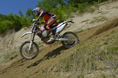 Sibiu, Romanya - 13 Haziran: Tomer Shemersh Red Bull Romaniacs zor Enduro Rallisi içinde Ktm Exc Motosiklet ile rekabet. Dünyanın en zor enduro Rallisi. 13 Haziran 2014 Sibiu, Romanya.