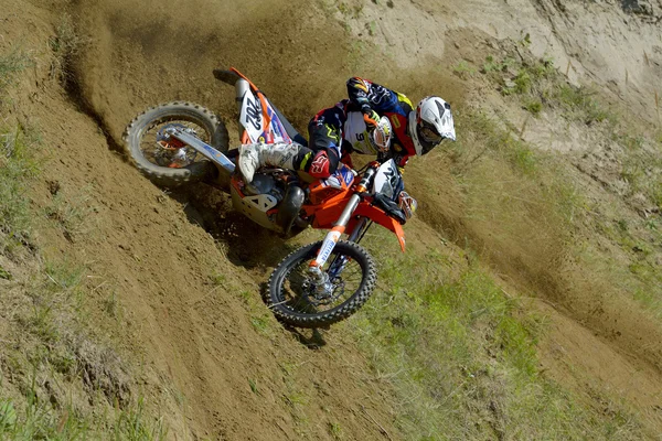 SIBIU, ROMANIA - 13 DE JUNIO: Marius Helmersen compite en el Red Bull ROMANIACS Hard Enduro Rally con una motocicleta KTM EXC. El rally enduro más difícil del mundo. 13 de junio de 2014 en Sibiu, Rumania . — Foto de Stock