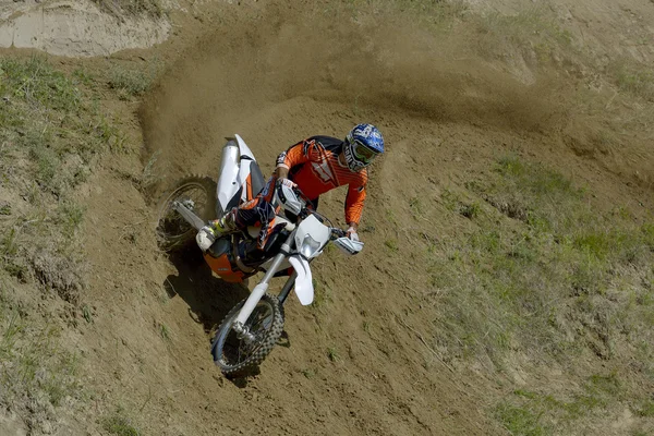 SIBIU, ROMANIA - 13 de junio: Tomer Shemersh compitiendo en el Red Bull ROMANIACS Hard Enduro Rally con una motocicleta KTM EXC. El rally enduro más difícil del mundo. 13 de junio de 2014 en Sibiu, Rumania . — Foto de Stock