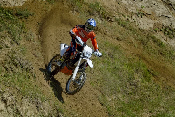 SIBIU, ROMÉNIA - JUNHO 13: Tomer Shemersh competindo no Red Bull ROMANIACS Hard Enduro Rally com uma motocicleta KTM EXC. A manifestação de enduro mais dura do mundo. 13 de junho de 2014 em Sibiu, Romênia . — Fotografia de Stock