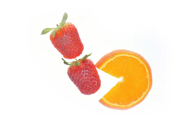 Jordgubbar och orange skiva på vit bakgrund — Stockfoto