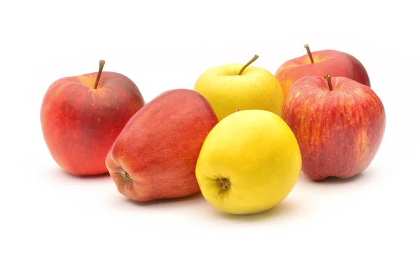 Желтые и красные яблоки на белом фоне — стоковое фото