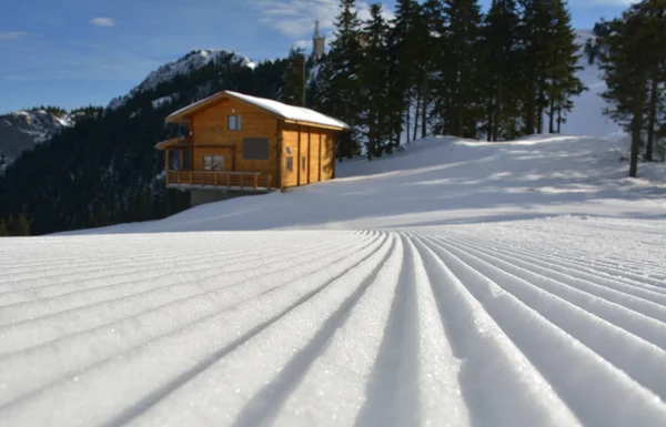 Houten huis op de berg van de Karpaten in de winter — Stockfoto