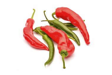 Beyaz arka plan üzerinde renkli biber