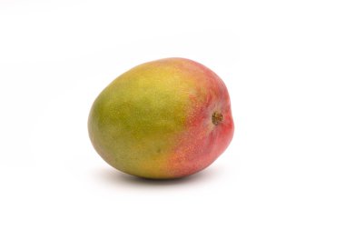 Beyaz arka planda mango meyvesi