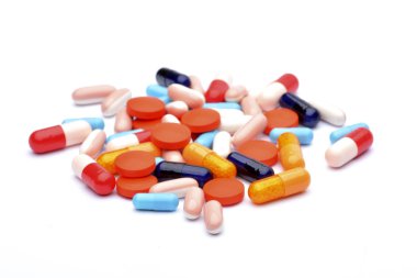 Beyaz arka planda izole edilmiş haplar 