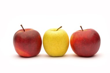 Beyaz arka planda sarı ve Kırmızı elma