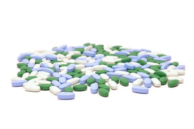 Beyaz arka planda izole edilmiş haplar