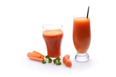 Havuç suyu ve beyaz üzerine havuç dilimleri