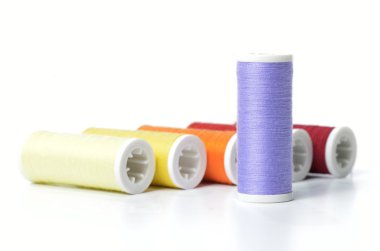 Beyaz arkaplanda izole edilmiş renkli dikiş iplikleri