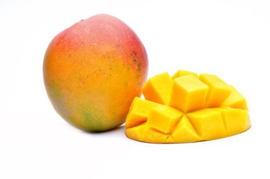 Beyaz arkaplanda yalıtılmış mango meyvesi