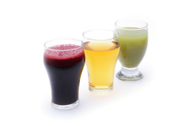 Taze meyve ve sebze suları beyaz arka plan üzerinde