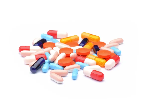 Värikkäitä tabletteja kapseleilla — kuvapankkivalokuva