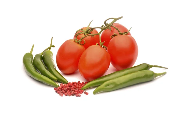 Pomodori, peperoncino e pepe su sfondo bianco — Foto Stock