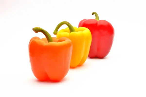 在白色背景上的红色、 橙色和黄色辣椒 — 图库照片