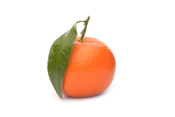 Mandarine douce mûre, isolée sur blanc — Photo