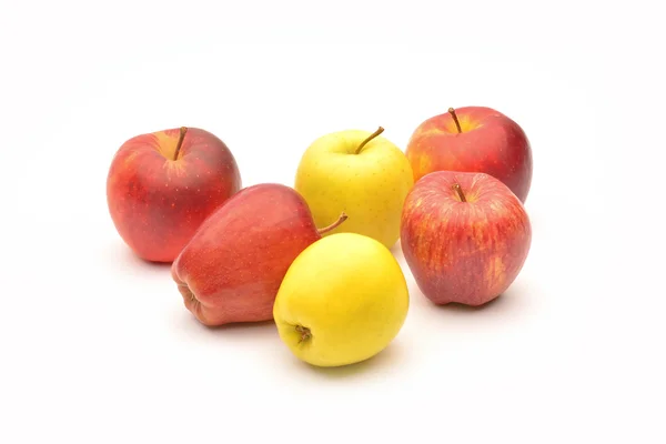 Pommes jaunes et rouges sur fond blanc — Photo