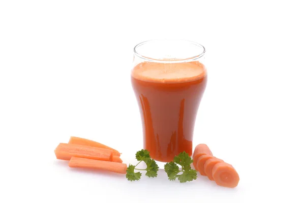 Karottensaft und Karottenscheiben auf Weiß — Stockfoto