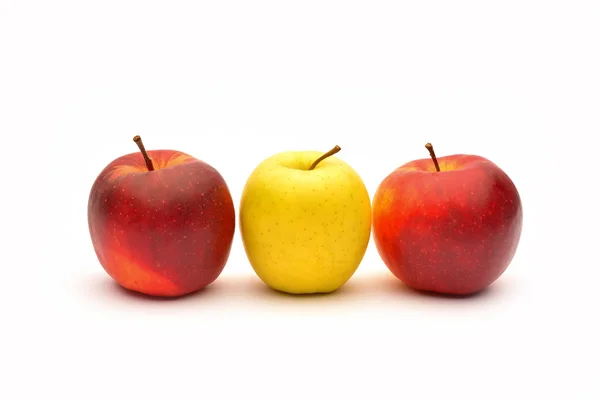 Pommes jaunes et rouges sur fond blanc — Photo