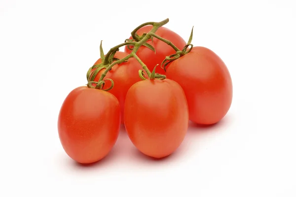 Świeże pomidory z zielonych liści na białym tle — Zdjęcie stockowe