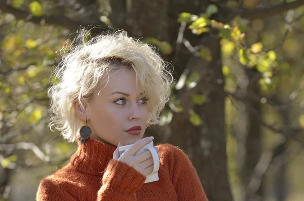 Belle femme portrait en plein air par une journée ensoleillée — Photo