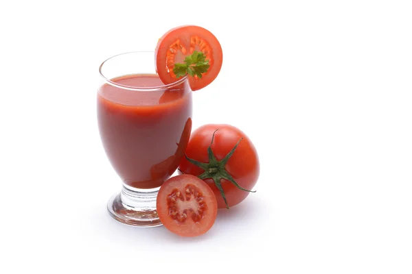 Frischer Tomatensaft auf weißem Hintergrund — Stockfoto