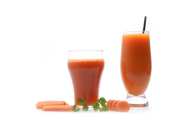Морковный сок и ломтики моркови на белом — стоковое фото